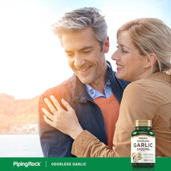 Piping Rock softgels sobre mesa para ver cantidad y presentación del frasco