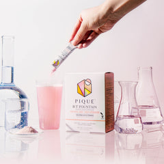 PIQUE polvo disolviéndose en vaso, hidratación inmediata visible