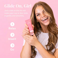 Pixie Cup gel junto a una copa menstrual, ayuda a colocar con menos fricción
