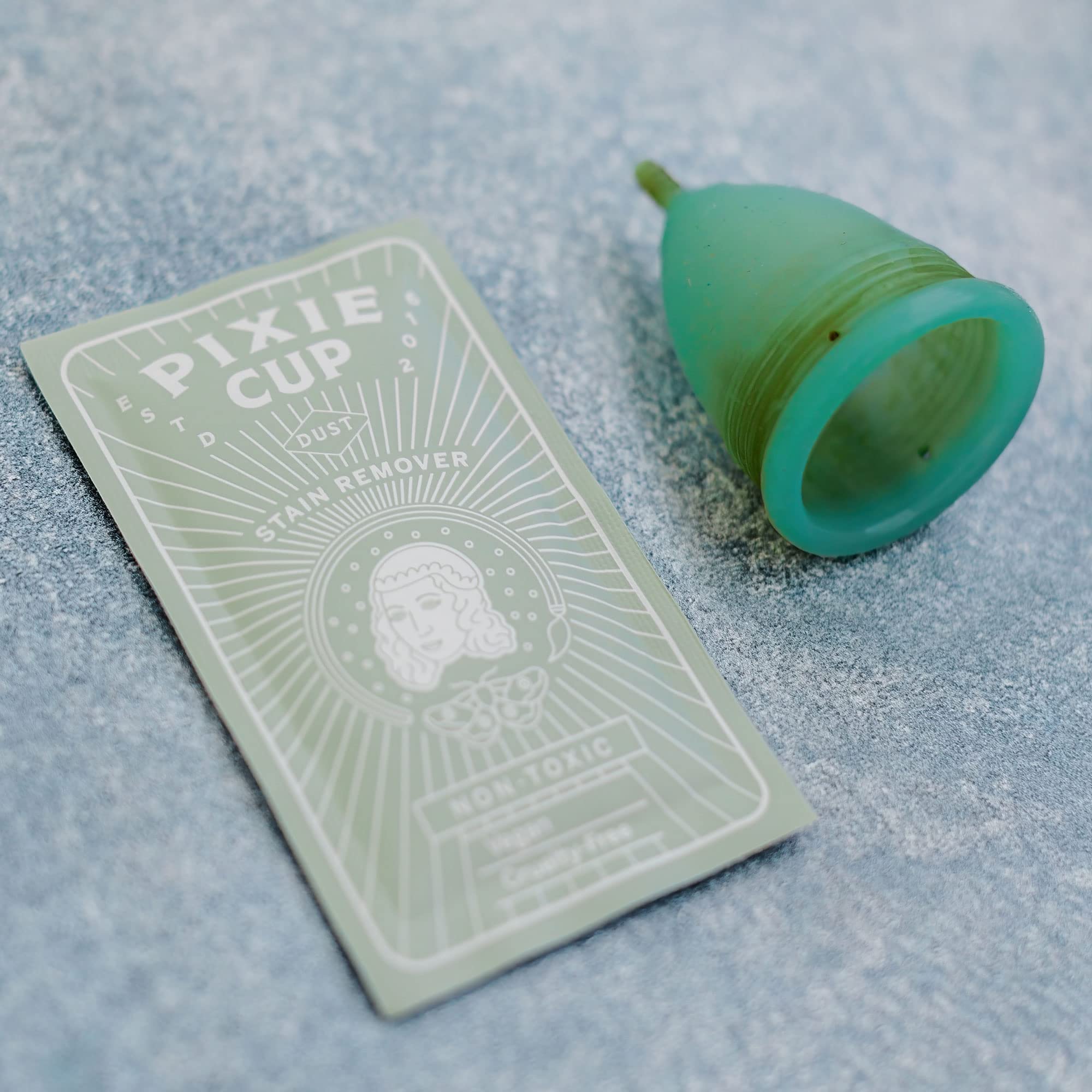 Pixie Cup paquete de 5 sobres sobre mesa para múltiples usos