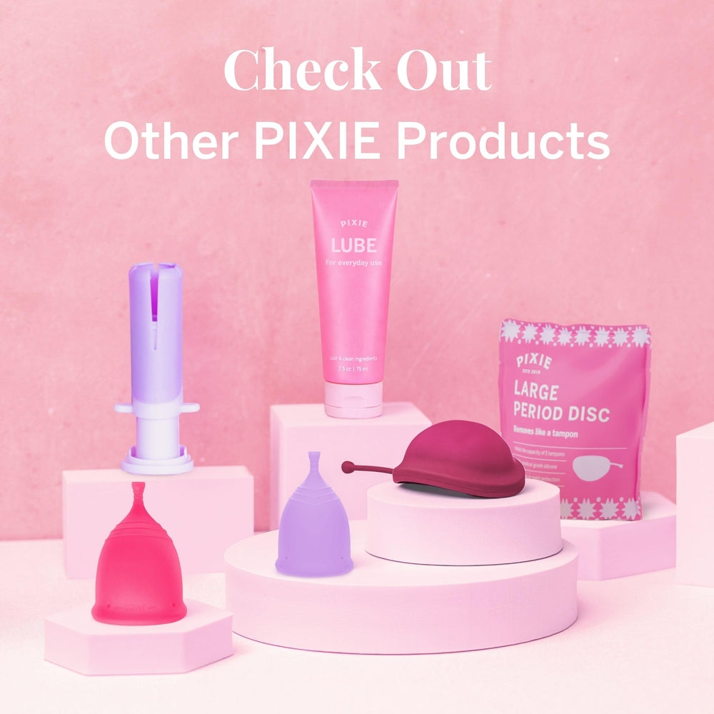 Pixie Cup tubo de 75 mL junto a pasaporte, formato aprobado por TSA