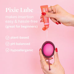 Escena cotidiana con usuaria llevando Pixie Cup por comodidad diaria