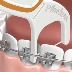 Plackers OrthoPick en uso con brackets mostrando limpieza eficaz