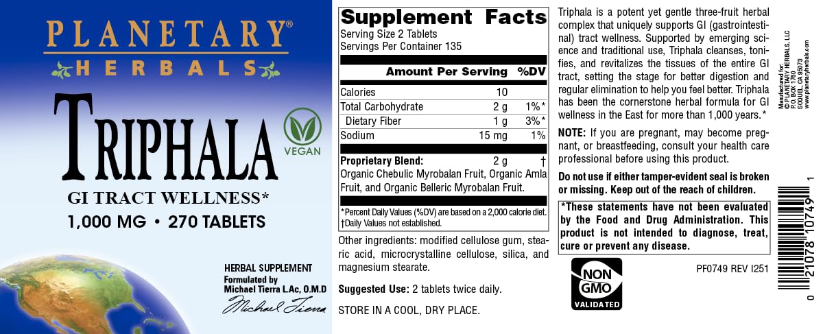 Comparación de tamaño de tableta Triphala Planetary Herbals en mano para escala