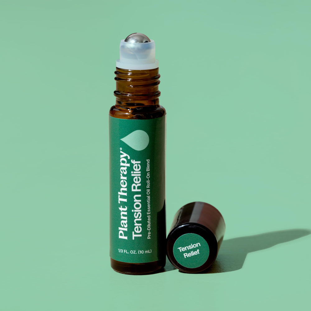 Plant Therapy roll-on en mano demostrando uso fácil y controlado