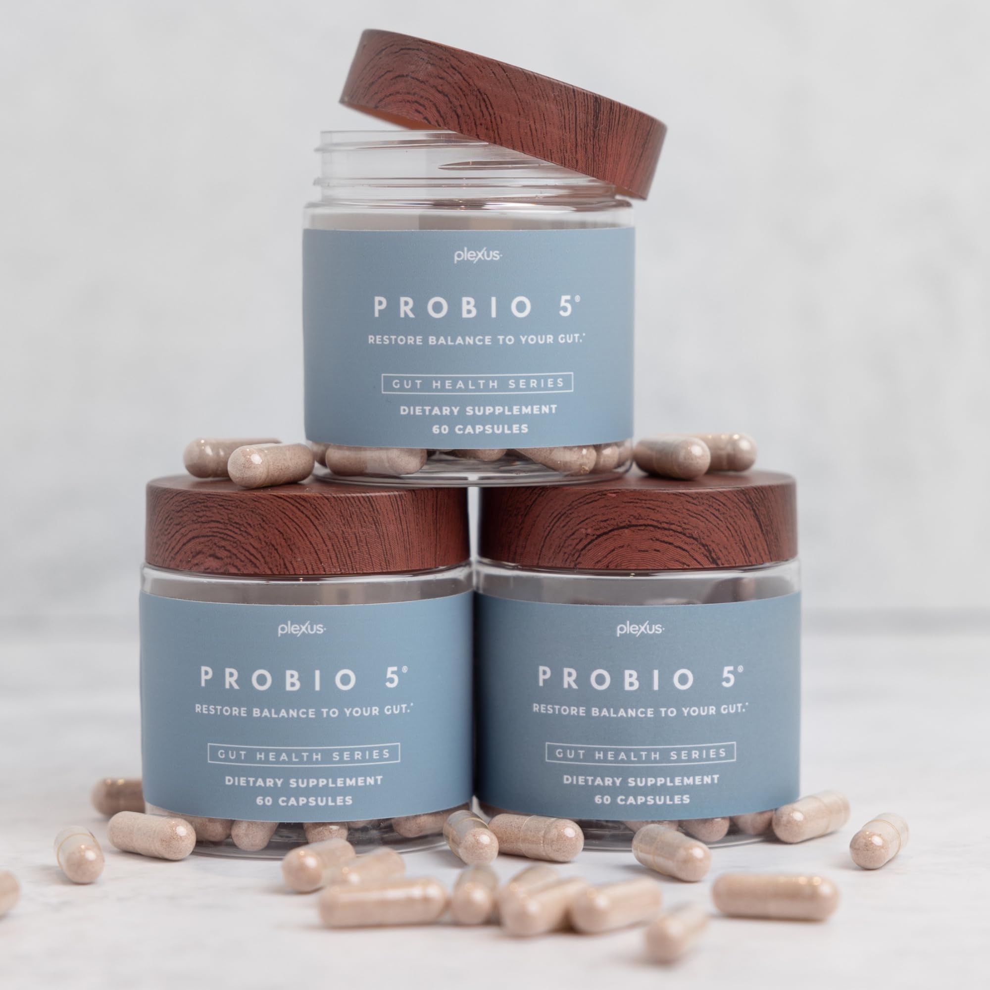 Persona tomando Plexus ProBio 5 para apoyar la digestión diaria y bienestar intestinal