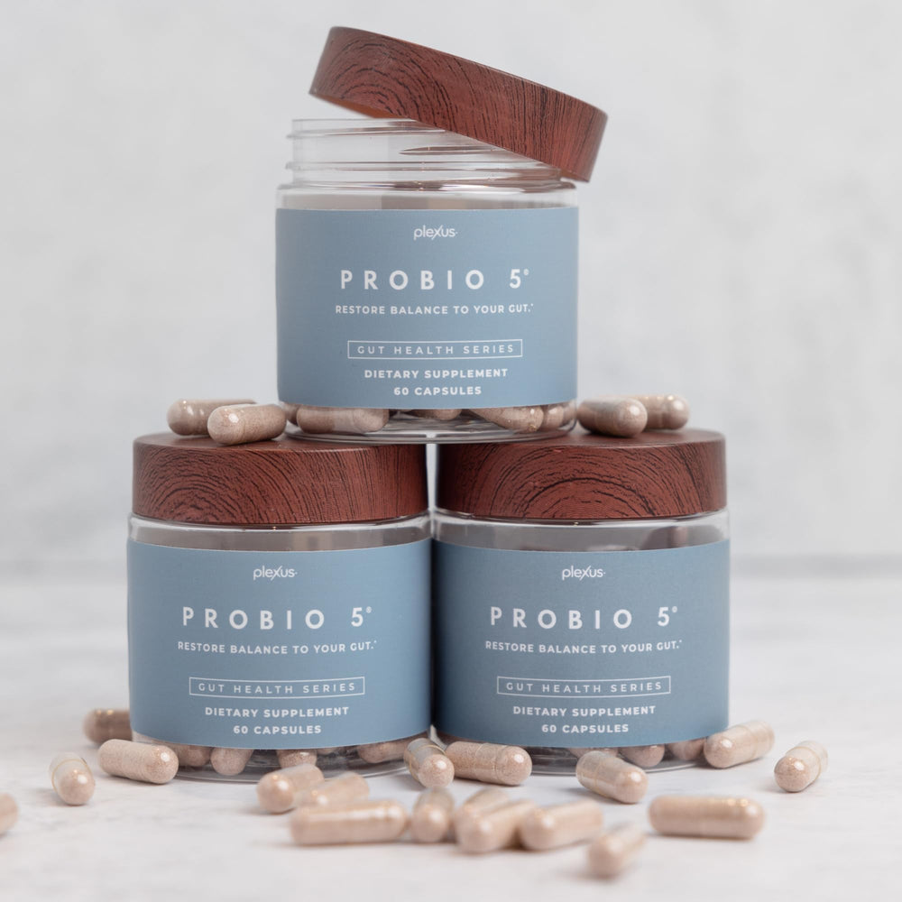 Persona tomando Plexus ProBio 5 para apoyar la digestión diaria y bienestar intestinal