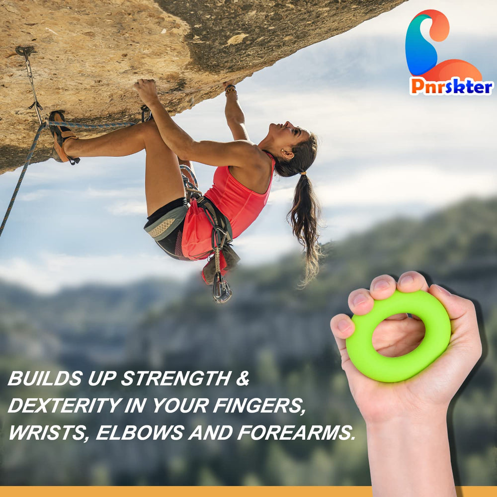 Pnrskter persona usando el grip para entrenar fuerza durante una pausa laboral