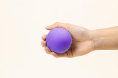 Posture Magic persona usando pelota en pared para liberar tensión