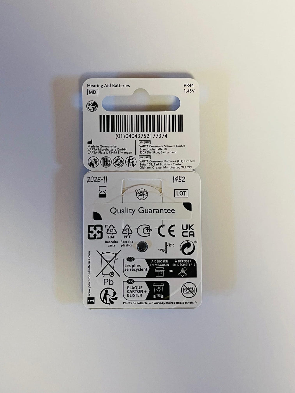 Power One pila P675 insertada en audífono, energía estable y fácil uso