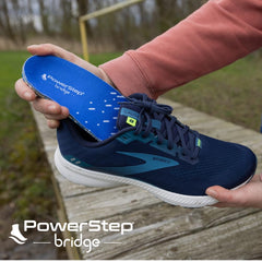 PowerStep Bridge en escena casual mostrando confort durante la jornada