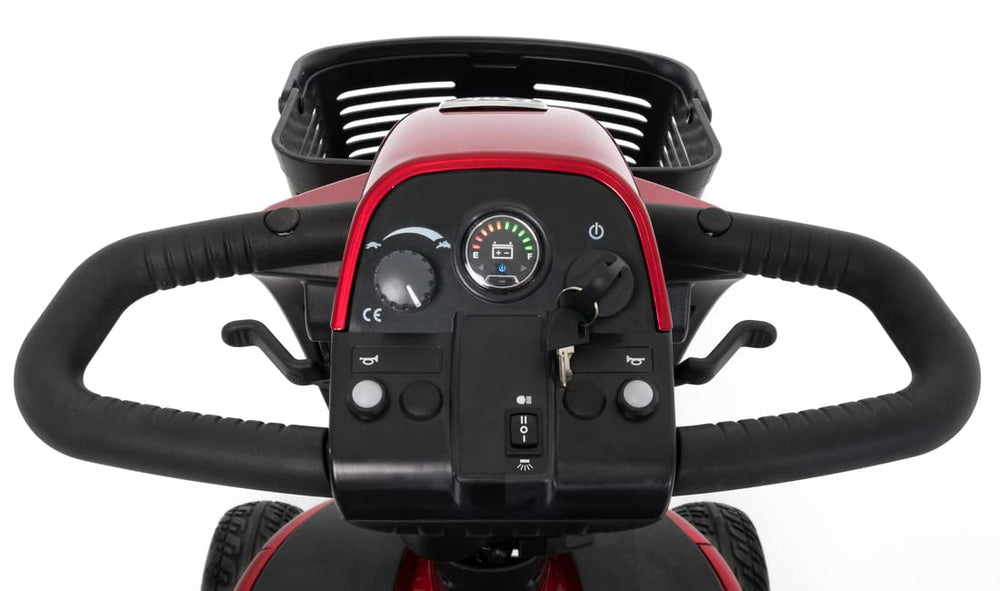 Precision Auto Products llaves junto a un scooter Pride mostrando compatibilidad