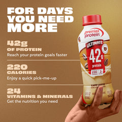 Persona sosteniendo Premier Protein Café Latte listo para beber en movimiento