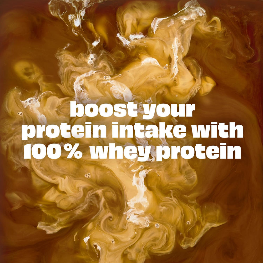 Premier Protein bote junto a una taza para comparar tamaño y porciones