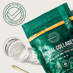 Primal Harvest en mesa con frutas y vaso, ideal para estilo de vida saludable