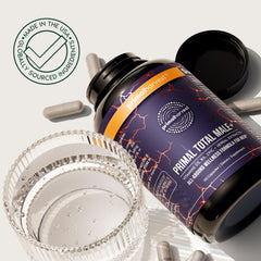 Primal Harvest producto en escena matinal junto a vaso de agua y desayuno
