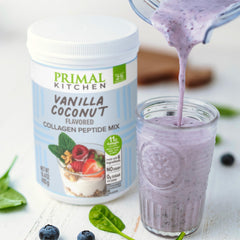 Primal Kitchen frasco junto a cuchara medidora para comparar tamaño y porción