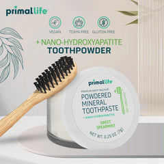 Primal Life Organics producto en baño minimalista, integra cuidado personal natural