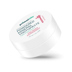 Primal Life Organics en baño minimalista, ideal para viajeros conscientes