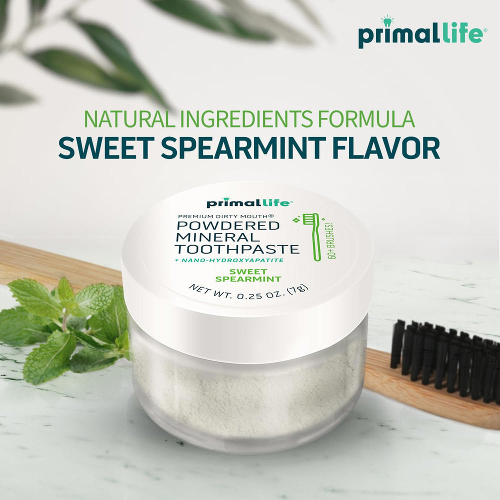 Primal Life Organics comparación de tamaño 0.25 oz junto a monedas, formato compacto