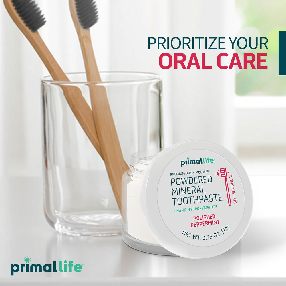 Primal Life Organics envase dentro de neceser de viaje demostrando conveniencia portátil