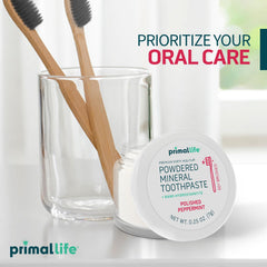 Primal Life Organics envase dentro de neceser de viaje demostrando conveniencia portátil