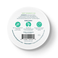 Primal Life Organics ambiente de baño con el producto, transmite uso cotidiano y frescura