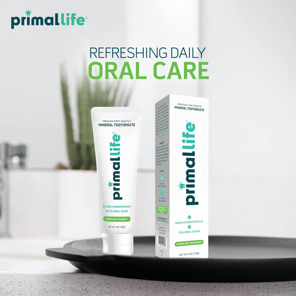 Primal Life Organics pasta sobre cepillo demostrando uso diario eficaz