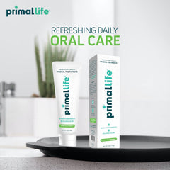 Primal Life Organics pasta sobre cepillo demostrando uso diario eficaz