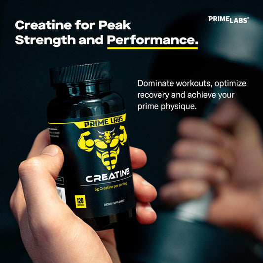 Prime Labs cápsulas en mano ilustrando dosis y facilidad para llevar al entrenamiento