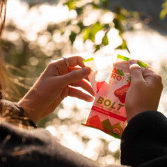 PROBAR gominolas en mochila en paisaje exterior para combustible en rutas
