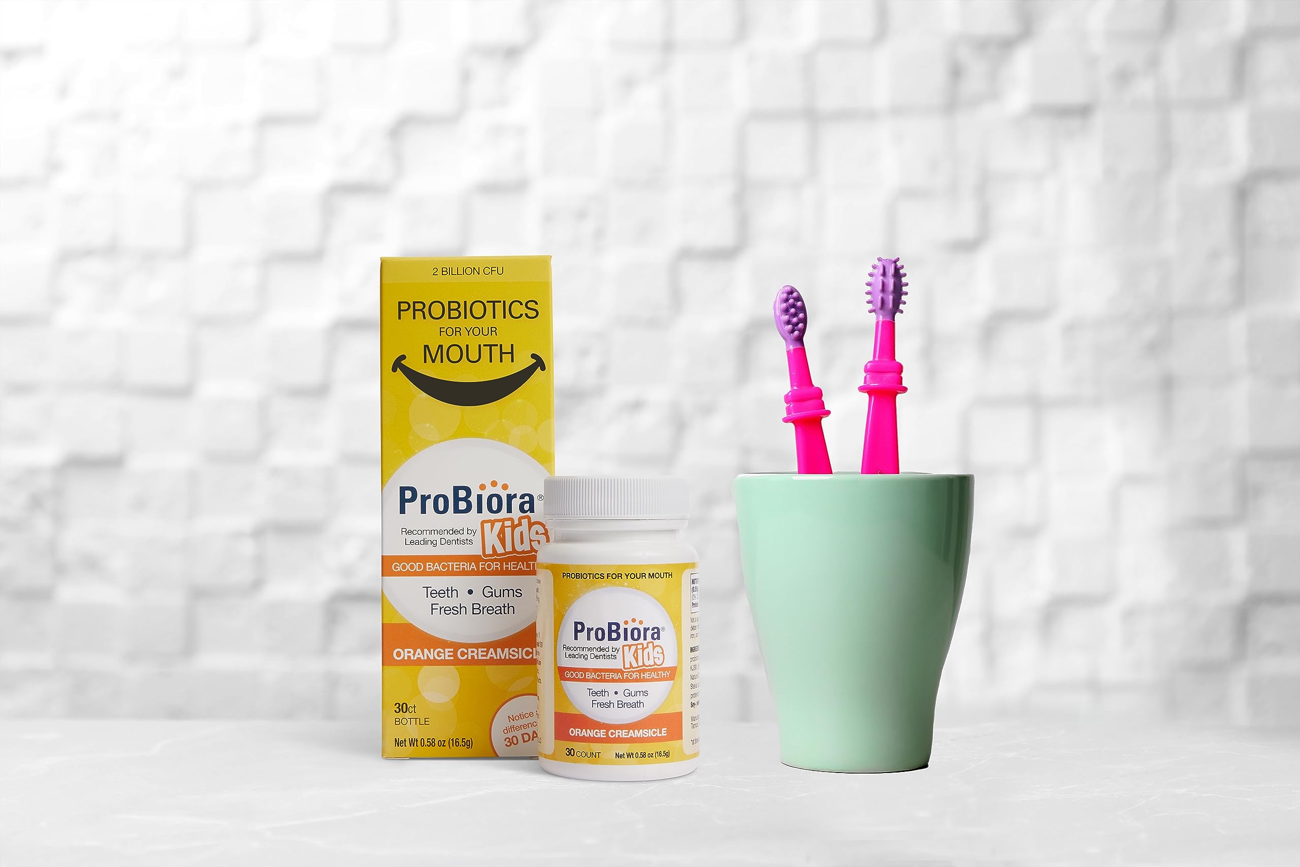 ProBiora Health niño masticando comprimido con sonrisa y aceptación