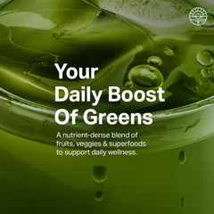 Vaso preparado con Proper The Greens sabor manzana verde listo para tomar en mano