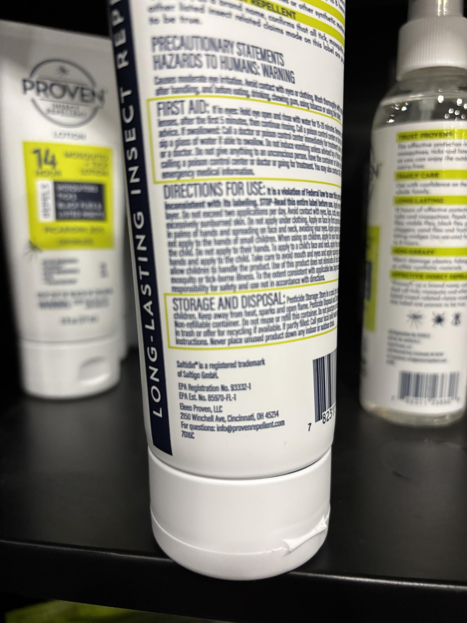 Textura de la loción Proven en la palma para apreciar apariencia limpia y absorción rápida