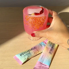 Psychedelic Water escena lifestyle relajada, opción vegana y sin gluten para desconectar