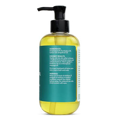 Pure Body Naturals botella en mano para comparar tamaño y uso diario