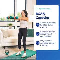 Cápsula Pure Encapsulations BCAA en mano para comparar tamaño y facilitar dosificación