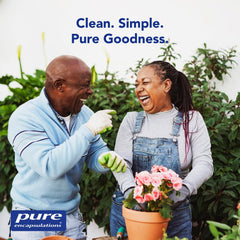 Pure Encapsulations mano sosteniendo frasco en escenario cotidiano