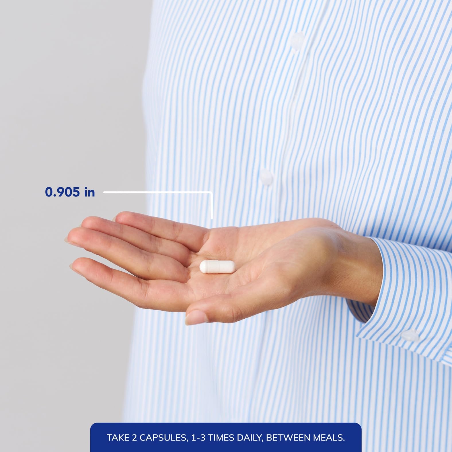 Pure Encapsulations cápsula en mano para comparar tamaño y dosificación visual
