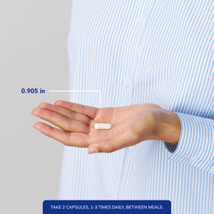 Pure Encapsulations cápsula en mano para comparar tamaño y dosificación visual