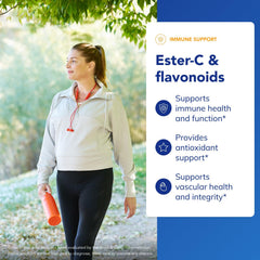 Pure Encapsulations cápsula en mano para mostrar tamaño y facilidad de ingestión