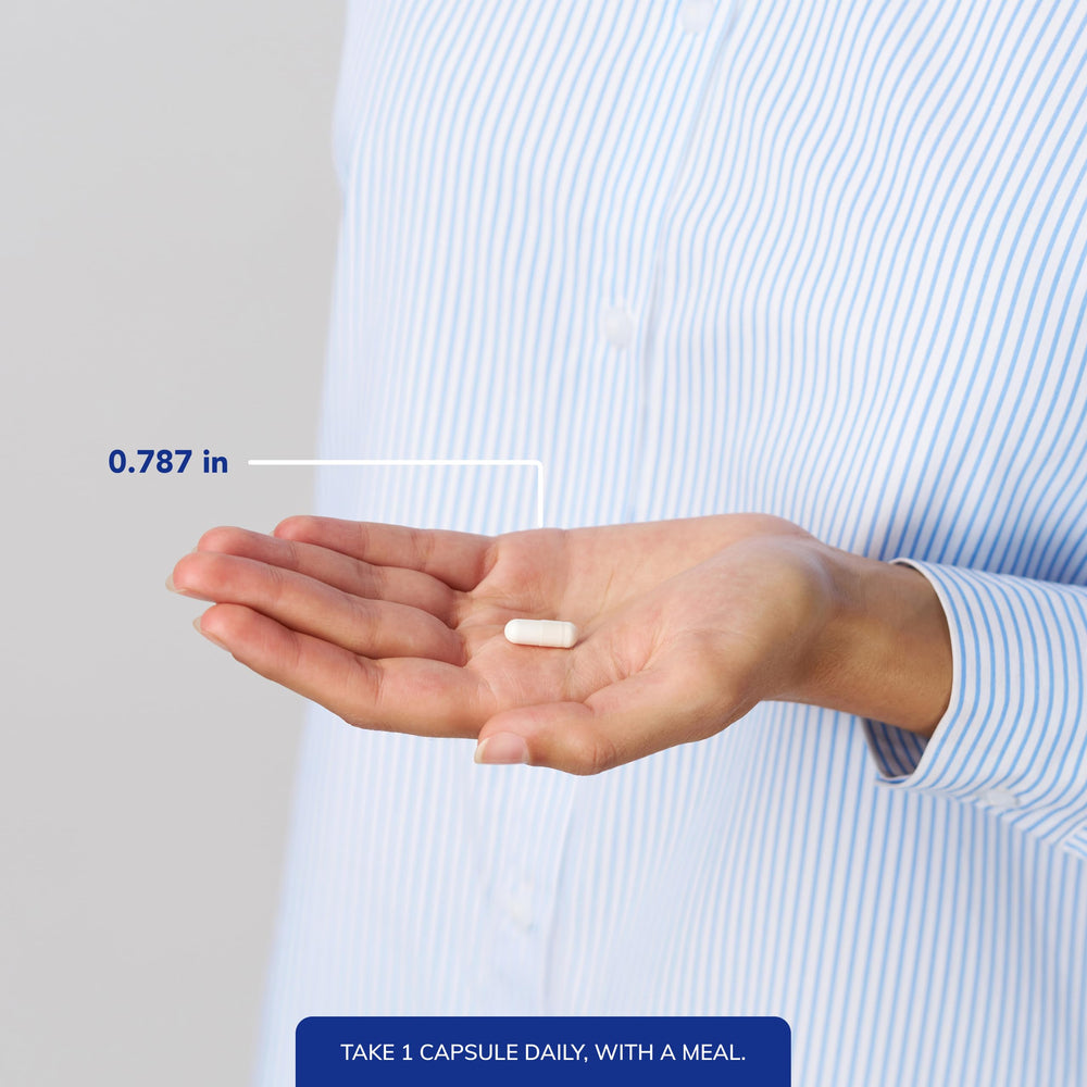 Pure Encapsulations cápsula sobre una mano para comparar tamaño, ventaja: tamaño cómodo
