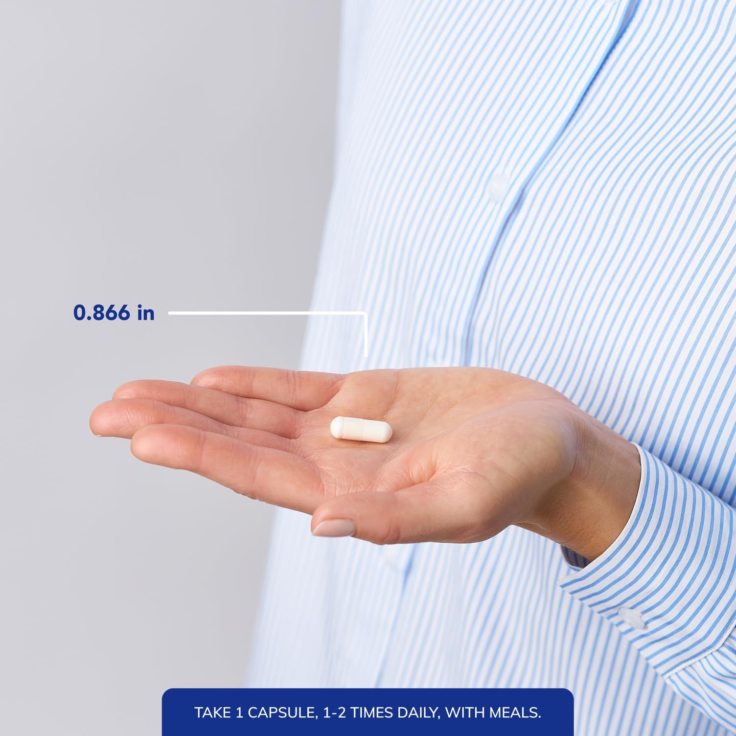Pure Encapsulations cápsula en mano para comparar tamaño y facilidad de ingestión
