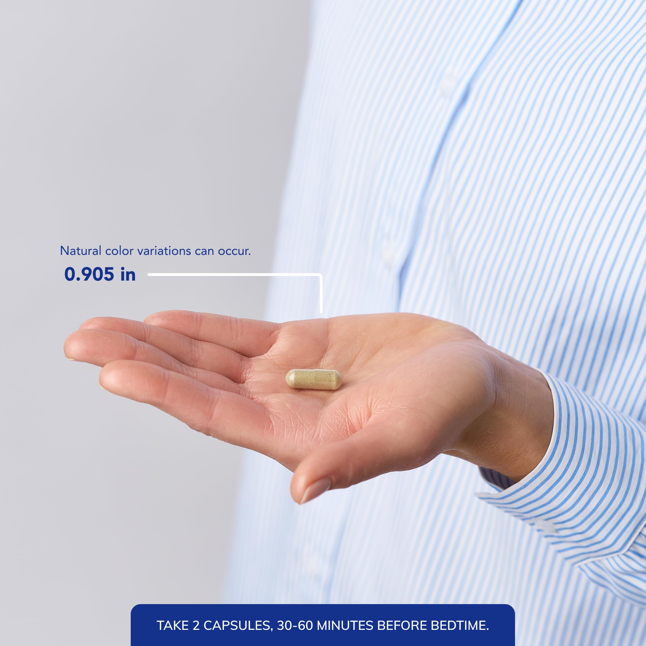 Cápsula en la mano junto al frasco Pure Encapsulations para comparar tamaño, beneficio dosificación fácil
