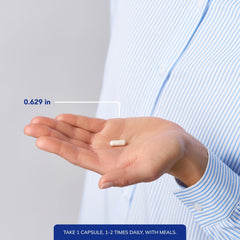 Pure Encapsulations cápsulas en mano para comparar tamaño y dosificación