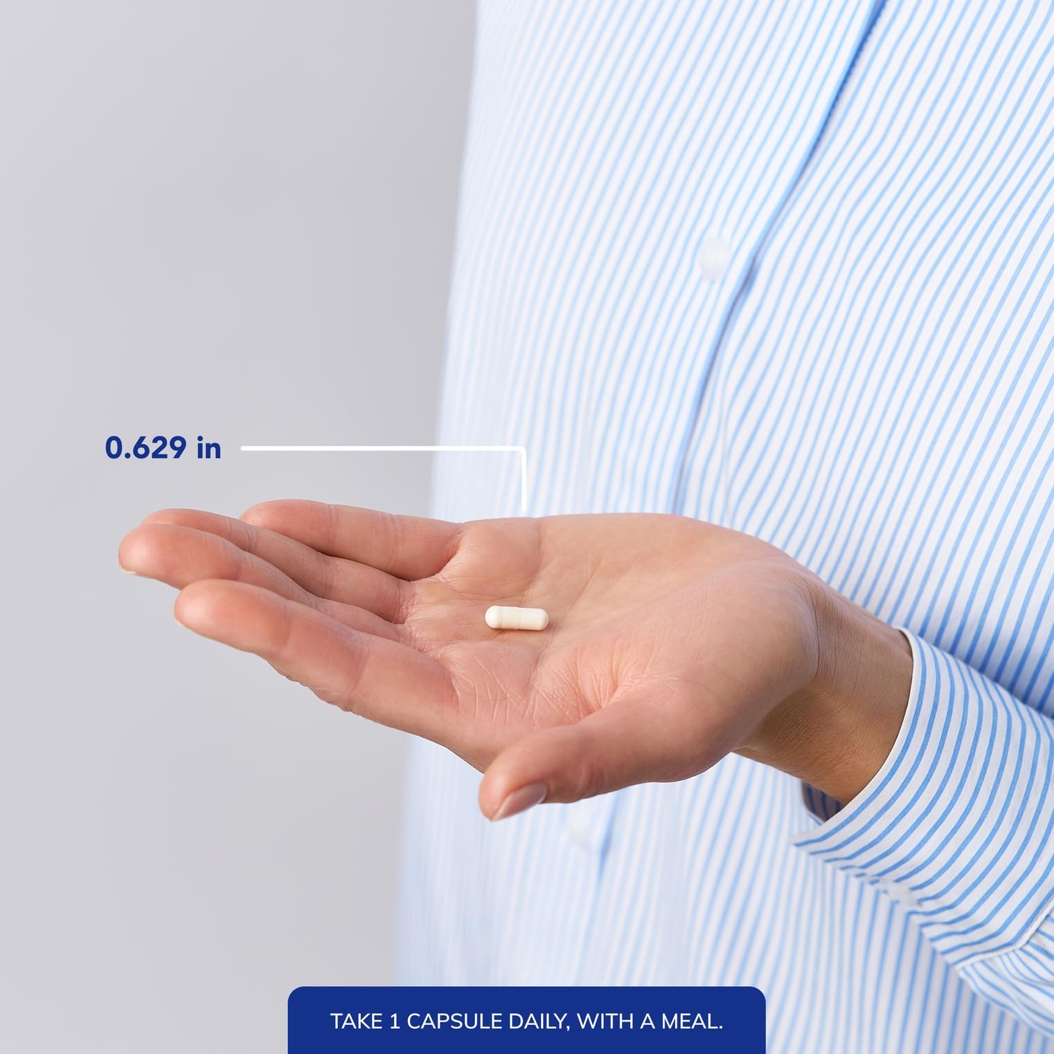 Pure Encapsulations cápsulas en mano mostrando escala y facilidad de uso