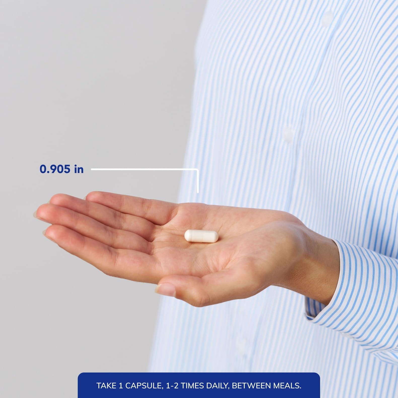 Pure Encapsulations cápsulas en mano para comparar tamaño y dosificación