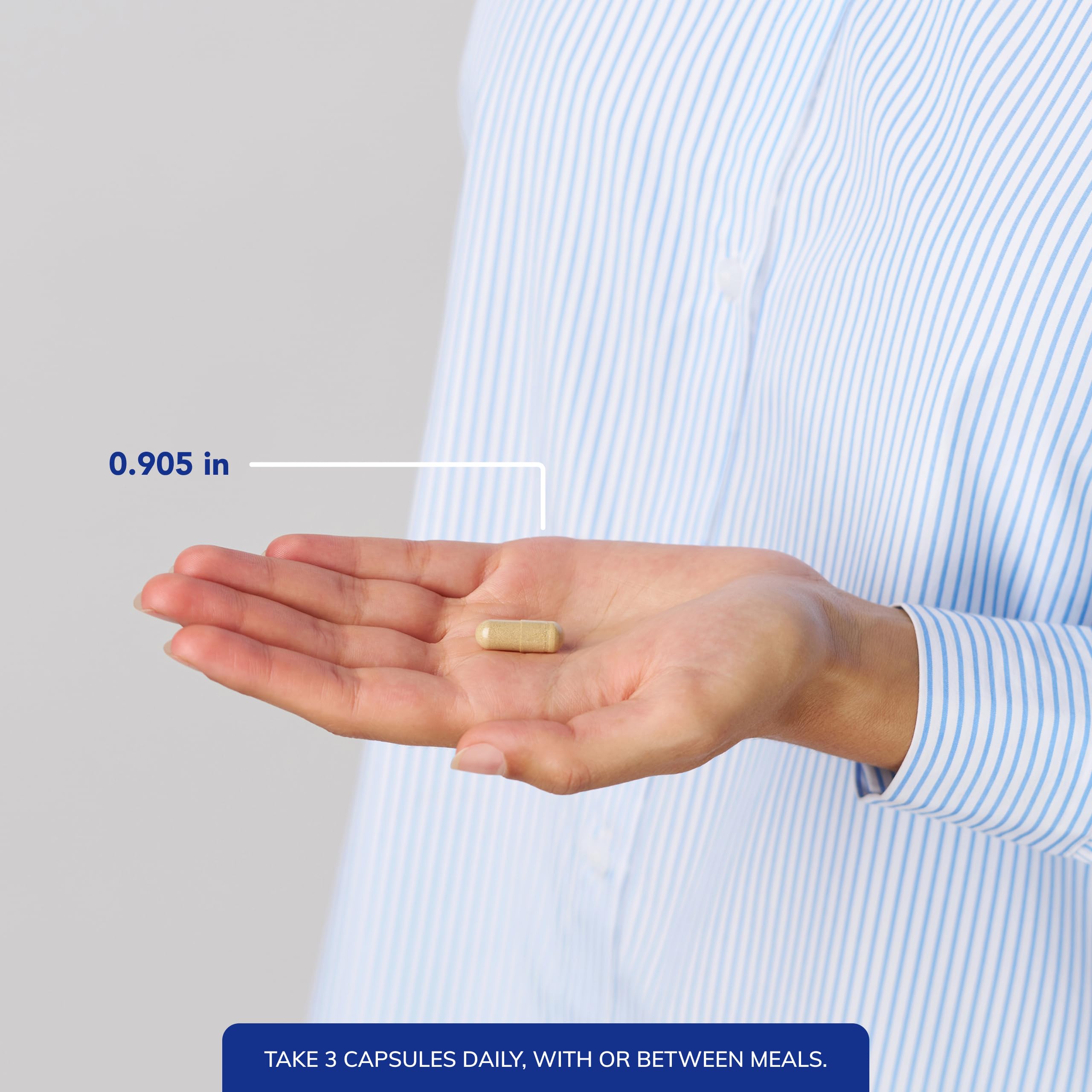 Pure Encapsulations cápsula en mano para mostrar tamaño y dosificación práctica