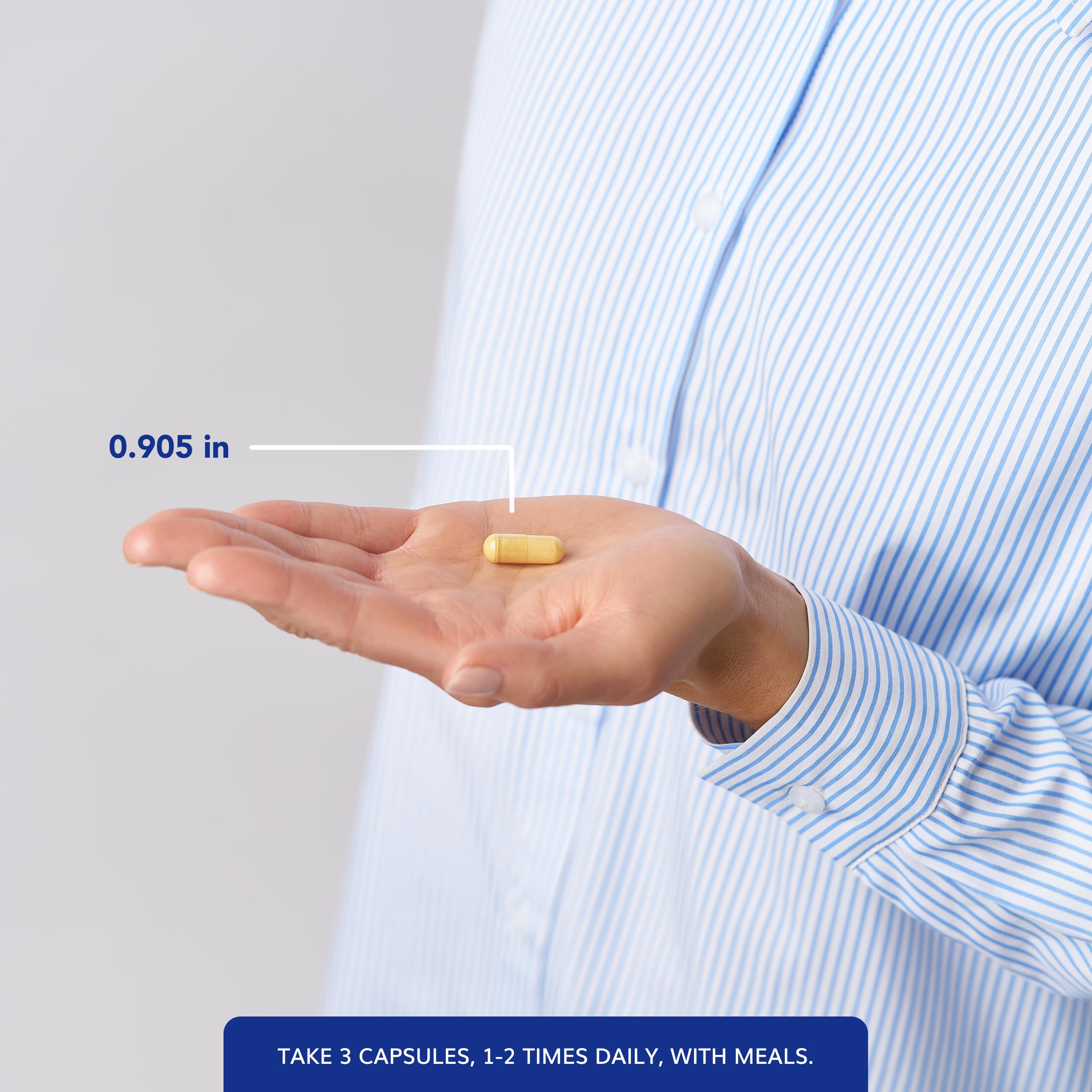 Pure Encapsulations mujer tomando cápsula para apoyar nutrición diaria
