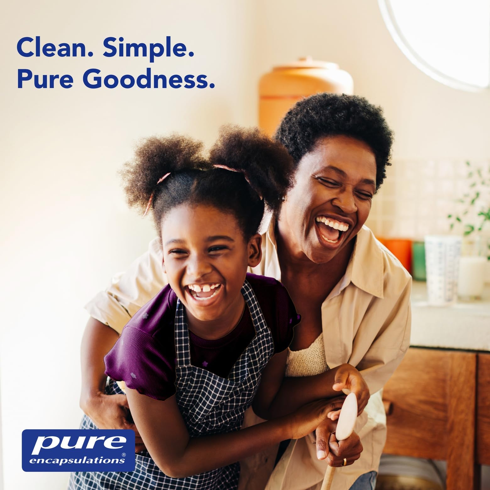 Pure Encapsulations producto junto a vaso de agua, uso diario y conveniencia